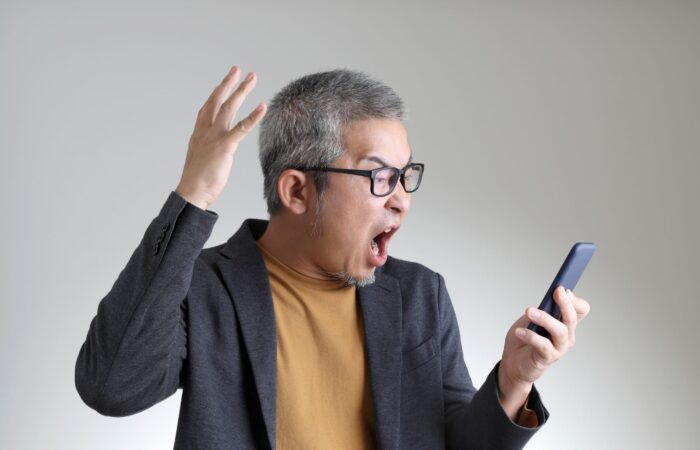 Hombre gritando al teléfono
