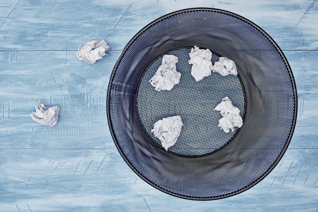 Papelera con hojas de papel