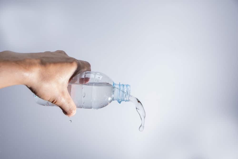 Agua derramada en el suelo