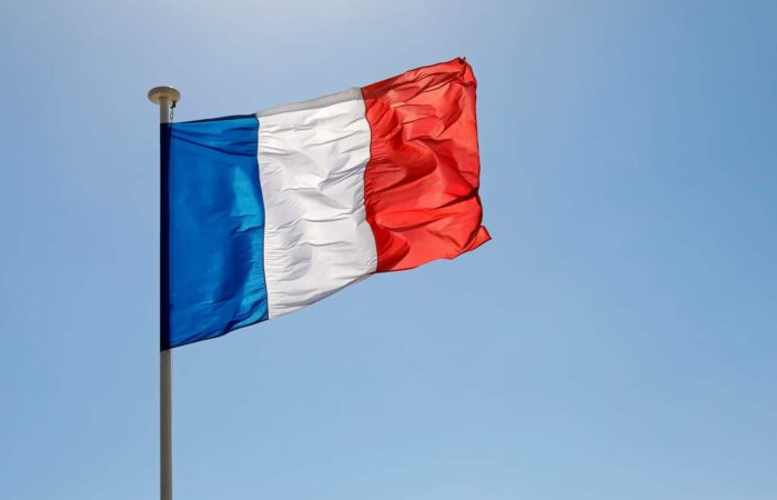 Bandera francesa al viento