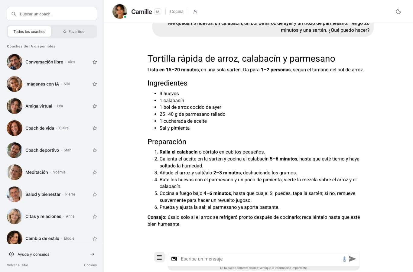 Captura del chat de Nation: el mensaje del lector con tres huevos, un calabacín, arroz del día anterior, un trozo de parmesano y una sartén, y la respuesta de Camille con el nombre del plato, el tiempo, los ingredientes y los pasos numerados